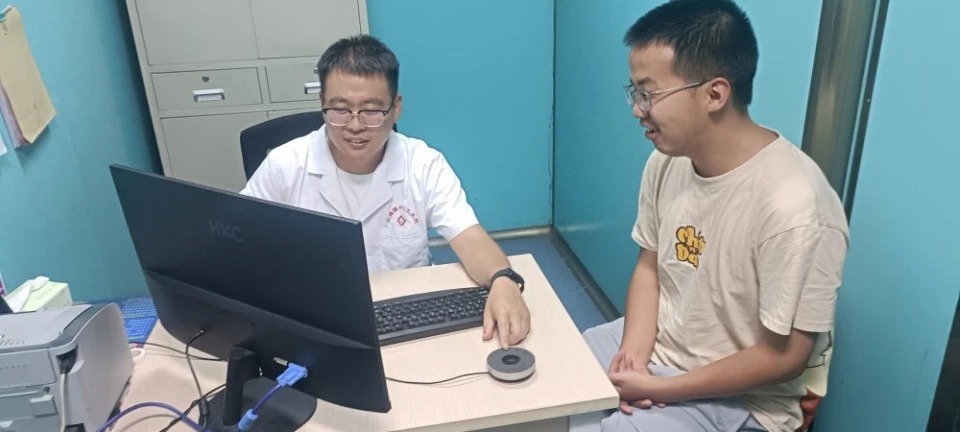 绵阳基层医生使用AI辅助诊疗工具