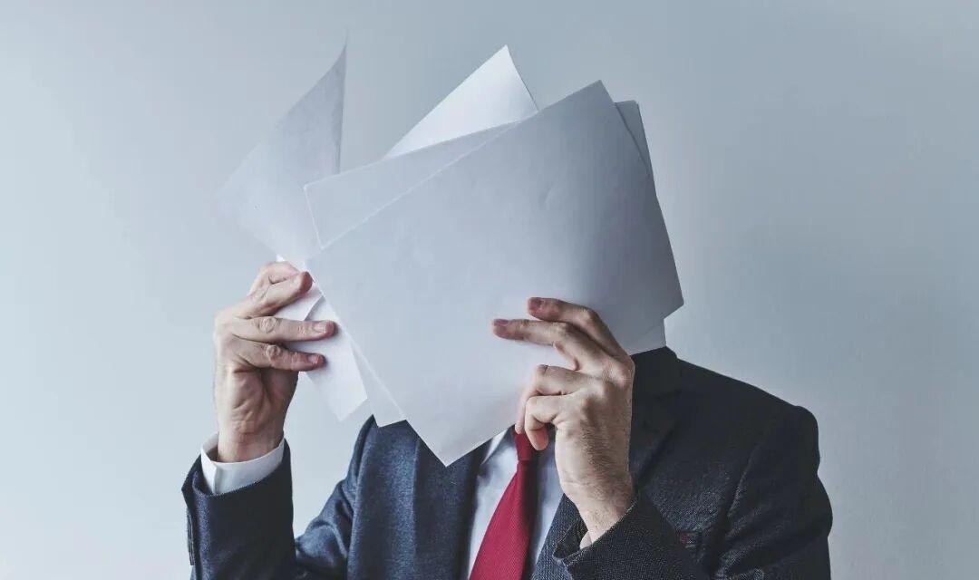 图注：医院大数据平台的三层结构示意图——多源数据整合、标准化治理与数据资源利用，及其与临床科研、AI应用之间的支撑关系